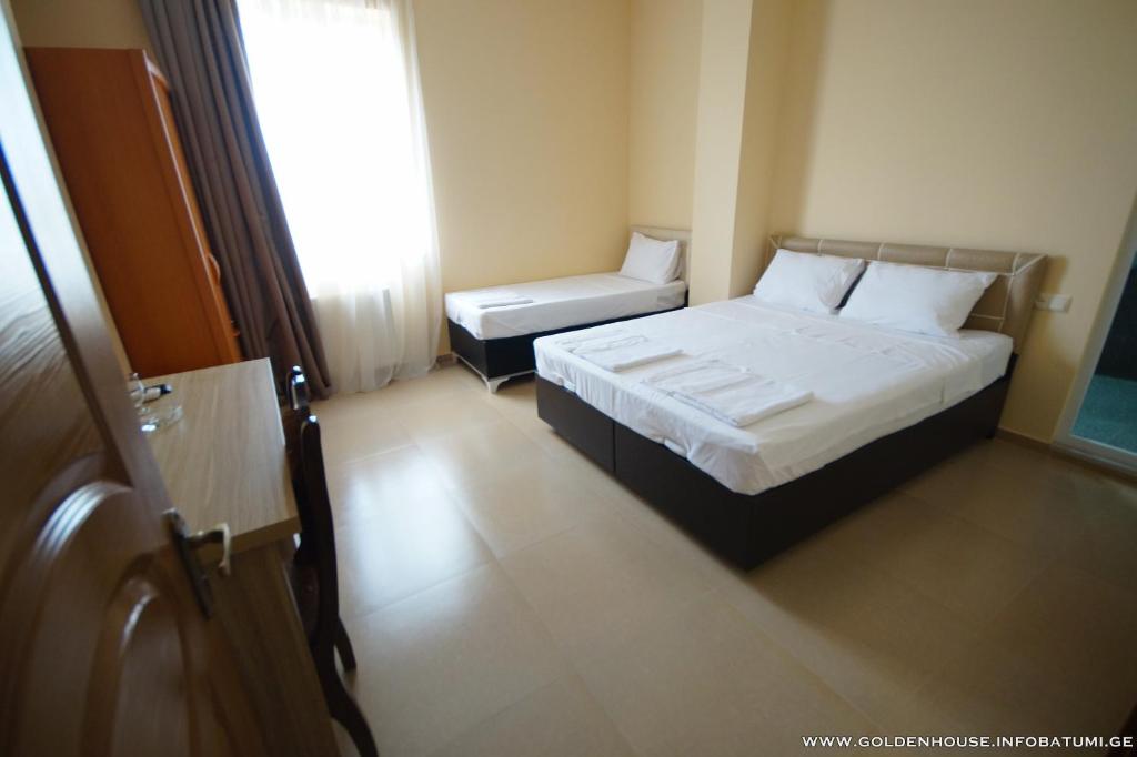 Hotel Golden House room 1